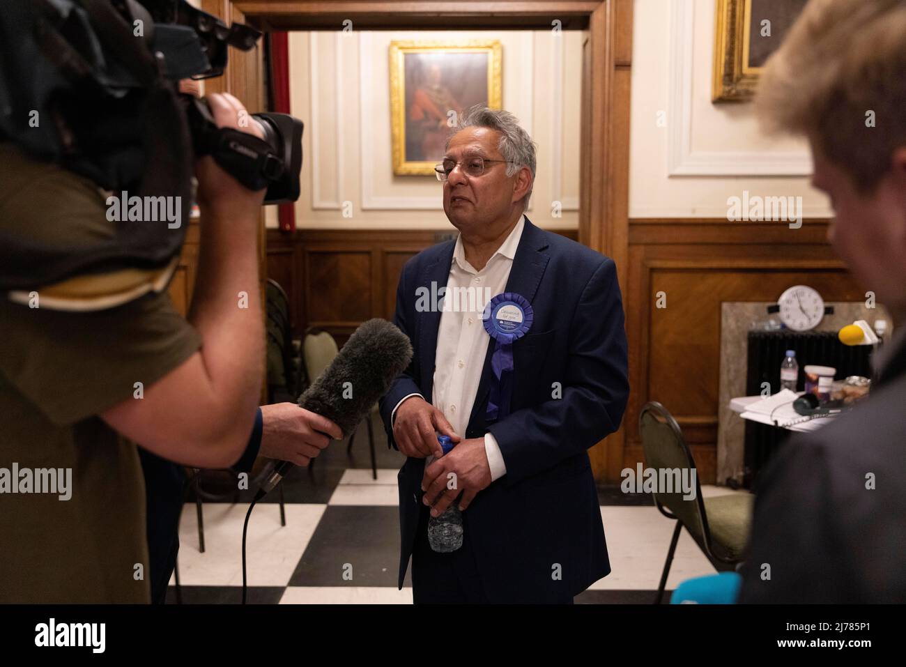 Wandsworth, Londra sud-occidentale, Regno Unito. 6th maggio 2022. Ravi Govindia, Consigliere conservatore si trova di fronte ai media dopo aver perso il consiglio di Wandsworth al lavoro. Credit: Jeff Gilbert/Alamy Live News Foto Stock