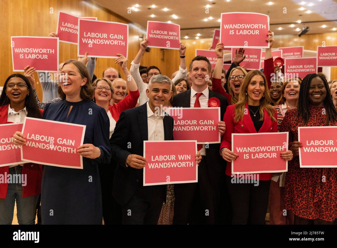 Wandsworth, Londra sud-occidentale, Regno Unito. 6th maggio 2022. Sadiq Khan con il Dr Rosena Allin-Khan MP, Simon Hogg e i gioiosi consiglieri e attivisti laburisti celebrano come candidato laburista Simon Hogg vince la sede del consiglio di Wandsworth davanti a Ravi Govindia, conservatore. La prima volta il consiglio di Wandsworth è stato tenuto dai laburisti in 40 anni. Credit: Jeff Gilbert/Alamy Live News Foto Stock