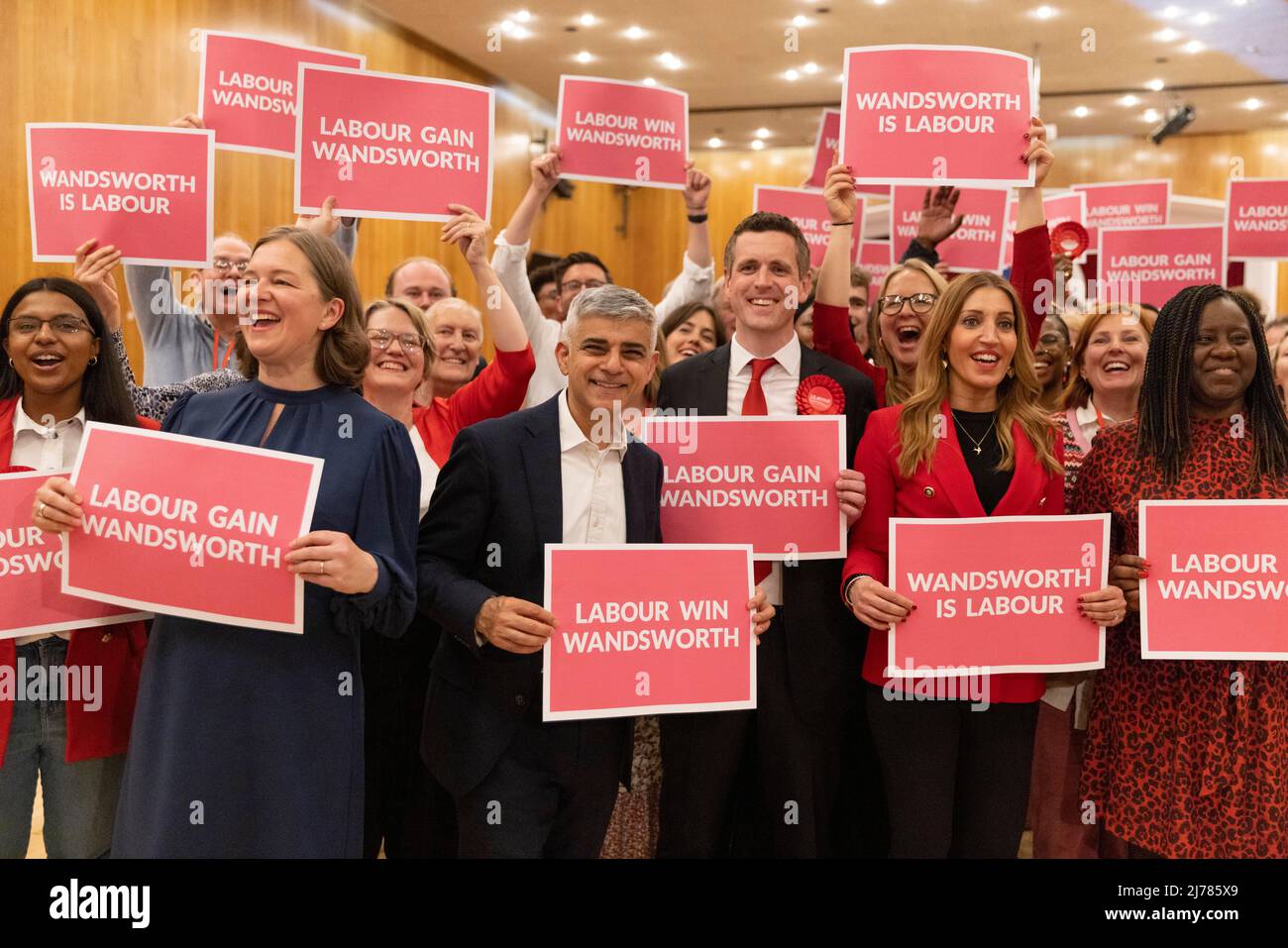 Wandsworth, Londra sud-occidentale, Regno Unito. 6th maggio 2022. Sadiq Khan con il Dr Rosena Allin-Khan MP, Simon Hogg e i gioiosi consiglieri e attivisti laburisti celebrano come candidato laburista Simon Hogg vince la sede del consiglio di Wandsworth davanti a Ravi Govindia, conservatore. La prima volta il consiglio di Wandsworth è stato tenuto dai laburisti in 40 anni. Credit: Jeff Gilbert/Alamy Live News Foto Stock