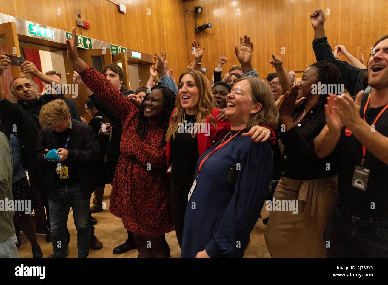 Wandsworth, Londra sud-occidentale, Regno Unito. 6th maggio 2022. Rosena Allin-Khan MP con i consiglieri e gli attivisti laburisti celebrano come candidato laburista Simon Hogg vince la sede del consiglio di Wandsworth davanti a Ravi Govindia, Consigliere conservatore. La prima volta il consiglio di Wandsworth nel sud-ovest di Londra è stato tenuto dai laburisti in 40 anni. Credit: Jeff Gilbert/Alamy Live News Foto Stock