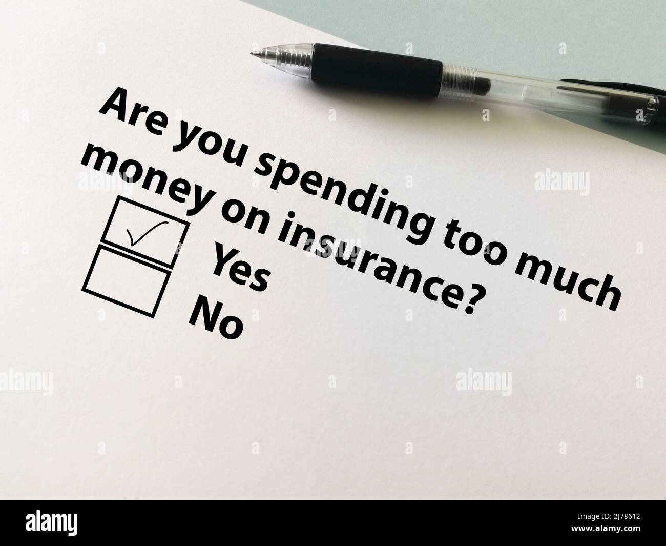 Una persona risponde alle domande. Pensa che stia spendendo troppo per le assicurazioni. Foto Stock