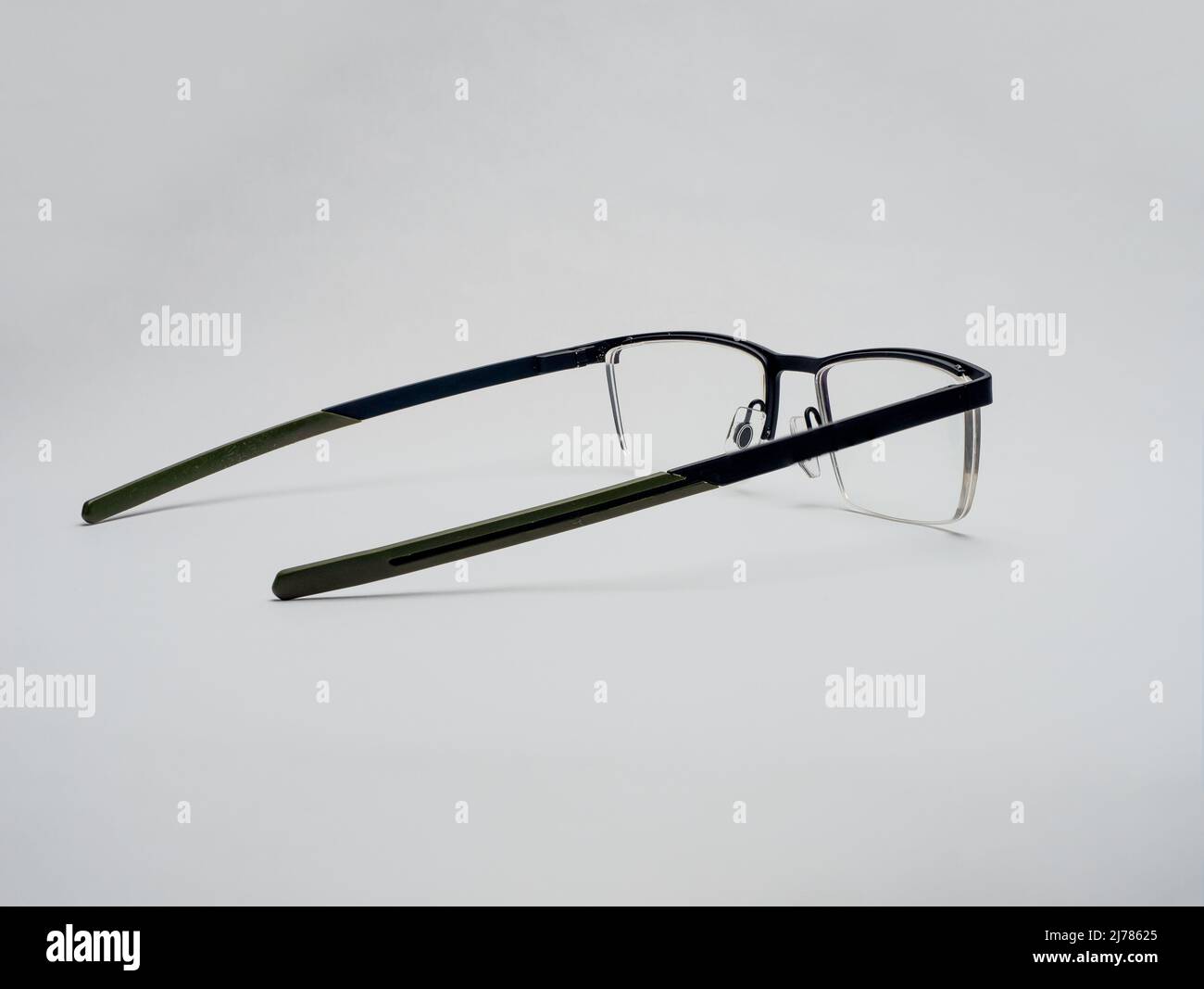 occhiali a paletta per gambe dritte senza piegature sulle orecchie su sfondo bianco Foto Stock