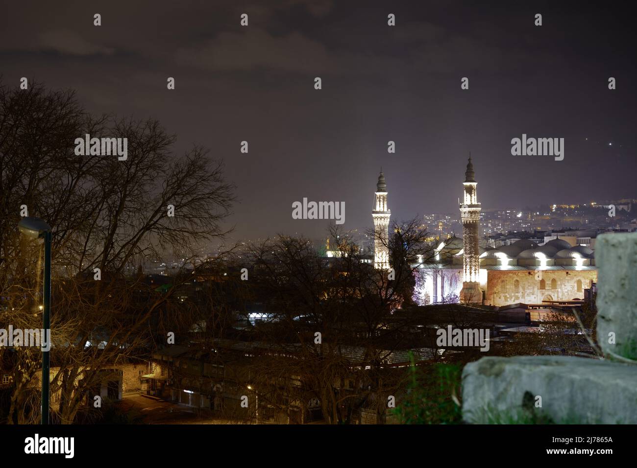 Grande moschea nella notte di Bursa, Bursa nome locale è antica moschea ottomana è Ulu Cami alla sera e illuminazione Foto Stock