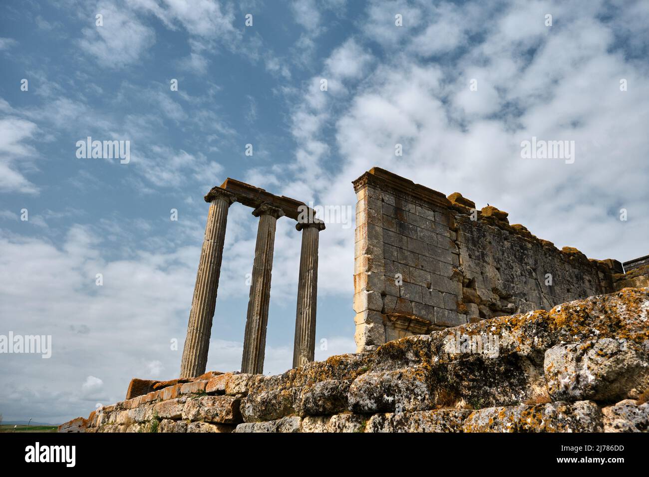 Vista ad angolo ampio e basso del Tempio di Zeus in Turchia Cavdarli chiamato come Tempio della città greca Zeus Foto Stock