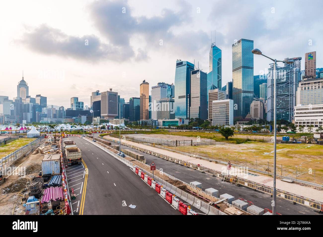 Hongkong skyline città moderno edificio a forma di matita con strada in mattina Foto Stock