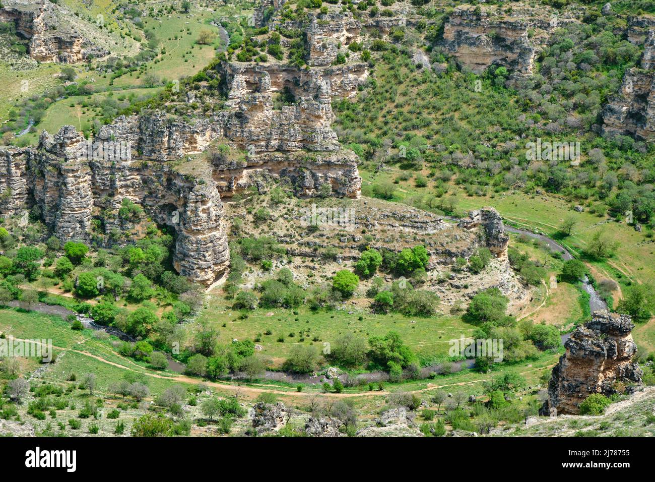 Alto angolo di vista del grande canyon Ulubey, il nome locale è Ulubey Kanyonu in Turchia in primavera. Fiume e pianta verde all'interno della formazione geologica di roccia Foto Stock