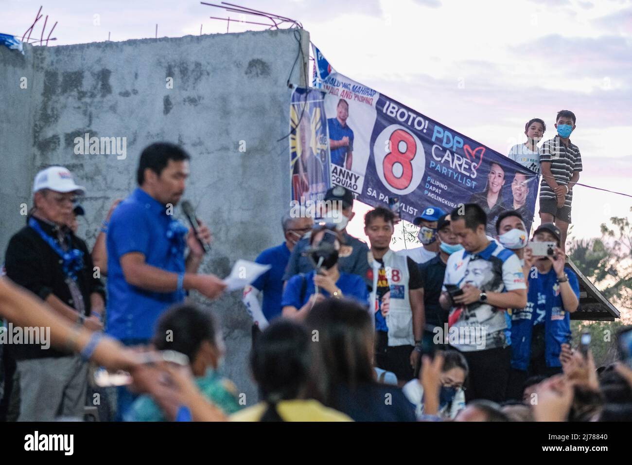 5 maggio 2022, Singapore, Singapore, Singapore: I sostenitori del candidato presidenziale Senatore MANNY PACQUIAO si riuniscono durante un raduno di campagna a Barangay Lambusan, San Remigio, Cebu, Filippine, maggio 5, 2022. (Credit Image: © Maverick Asio/ZUMA Press Wire) Foto Stock