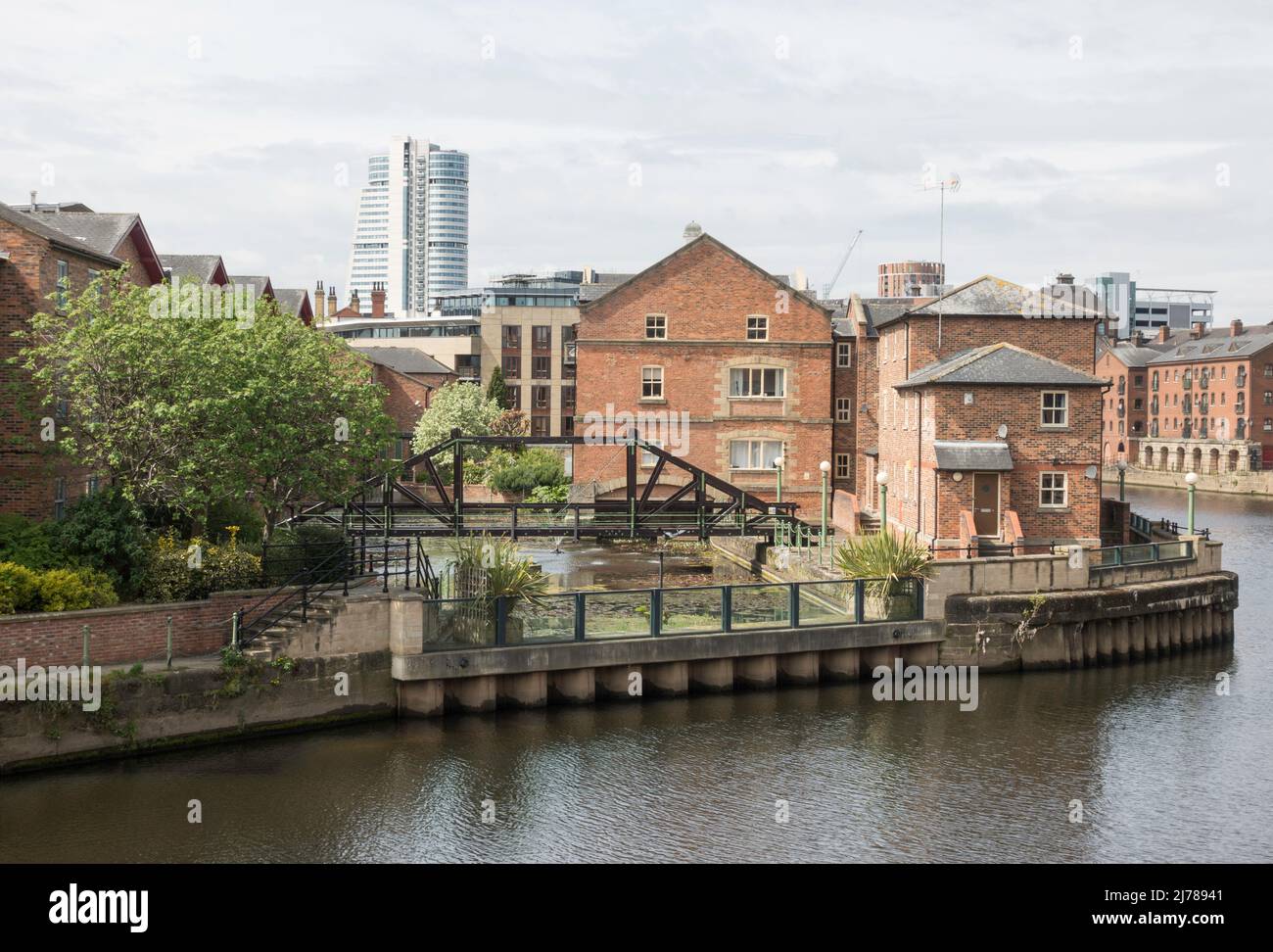 Edifici di appartamenti visto attraverso il fiume Aire nel centro di Leeds, Yorkshire, Inghilterra, Regno Unito Foto Stock