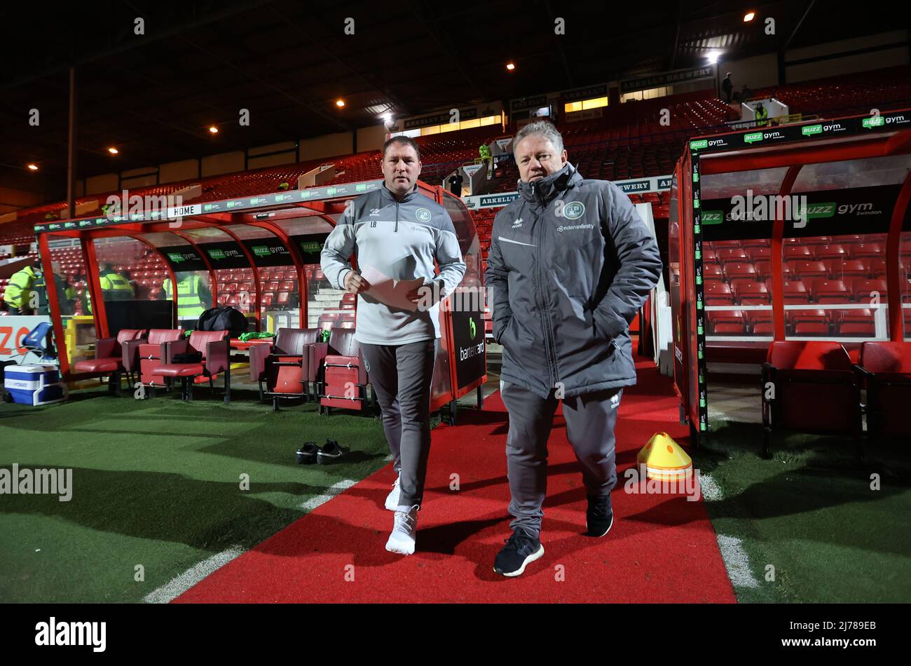 Il direttore di Crawley Town John Yems e il direttore assistente di Crawley Town Lee Bradbury durante la seconda partita della EFL League tra Swindon Town e Crawley Town al Energy Check County Ground . 2nd febbraio 2022 Foto Stock