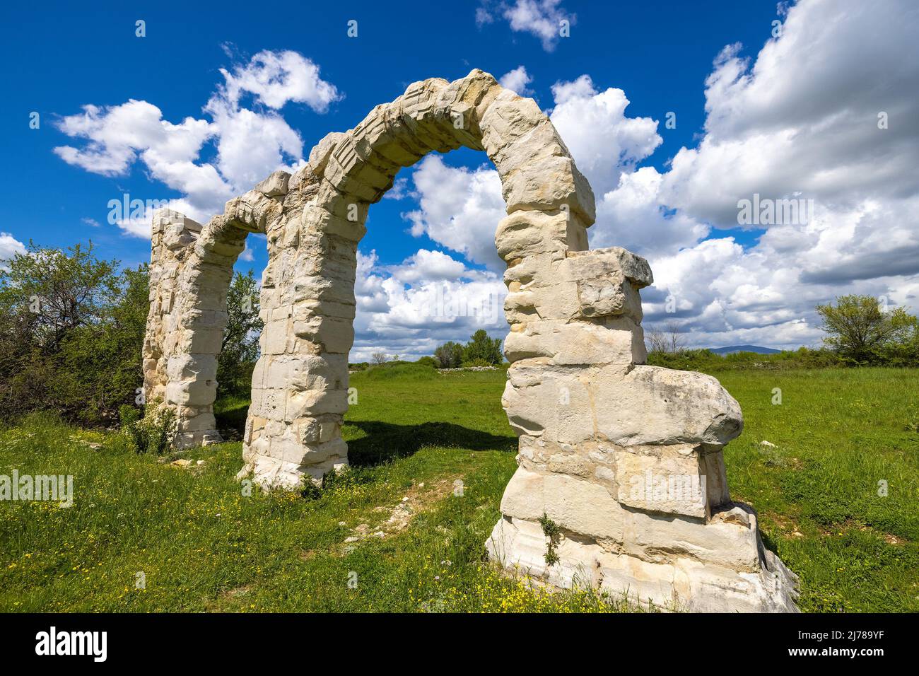 Gli archi a Burnum, le rovine degli archi romani a Burnum, Croazia Foto Stock