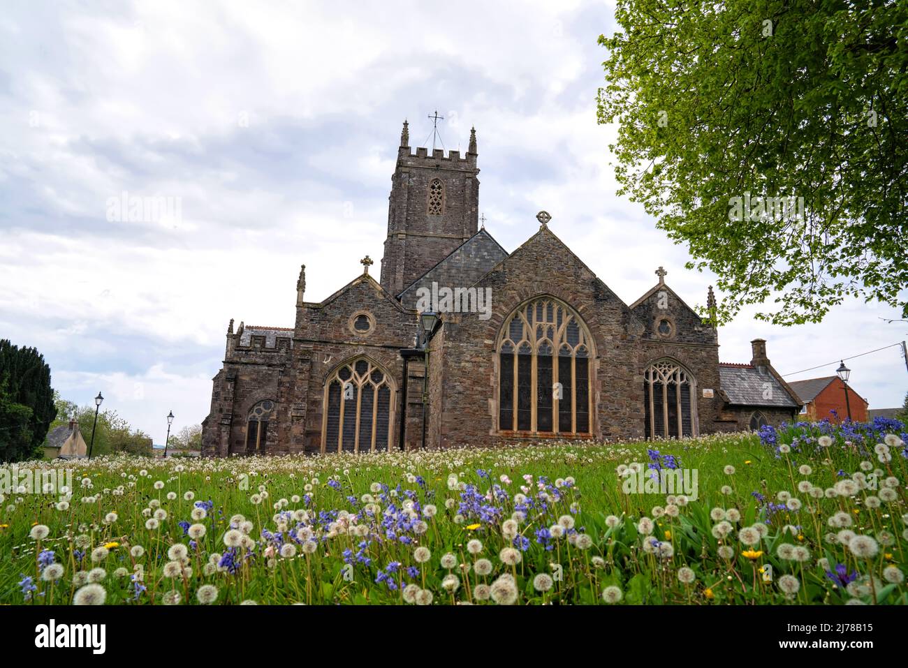 Chiesa con fiori colorati scena religiosa inglese pacifica in Inghilterra Regno Unito South Moulton Devon Foto Stock