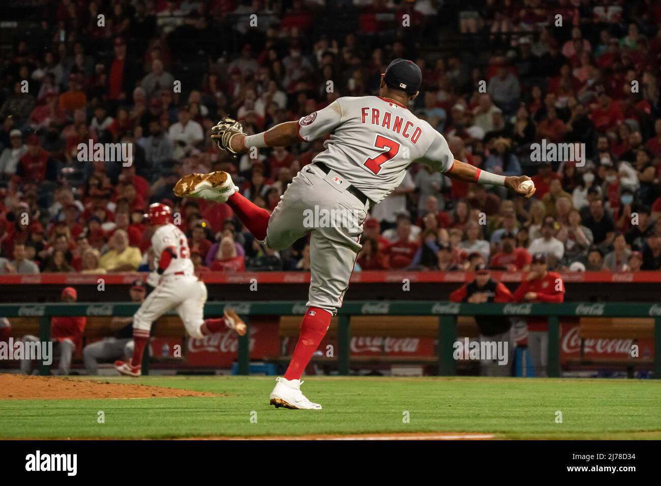 Washington Nationals terzo baseman Maikel Franco (7) fa un tiro alla prima base dopo aver schierato una palla di terra da Los Angeles Angels shortstop David Fl Foto Stock