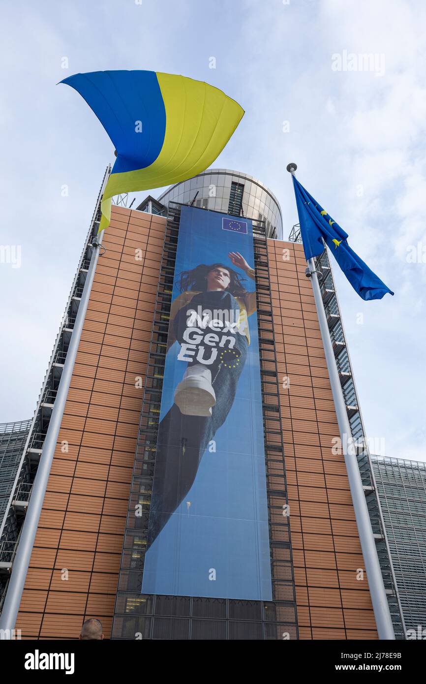 BRUXELLES, Belgio - 7 maggio 2022: Bandiere ucraine ed europee che soffiano davanti alla sede della Commissione europea Foto Stock