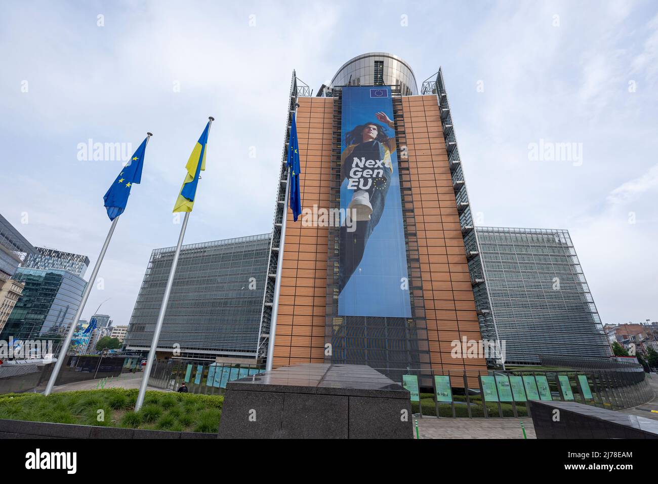 BRUXELLES, Belgio - 7 maggio 2022: Bandiere ucraine ed europee che soffiano davanti alla sede della Commissione europea Foto Stock