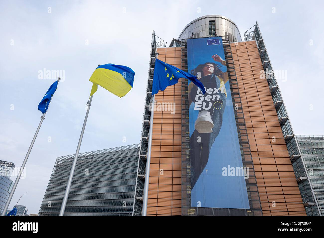 BRUXELLES, Belgio - 7 maggio 2022: Bandiere ucraine ed europee che soffiano davanti alla sede della Commissione europea Foto Stock