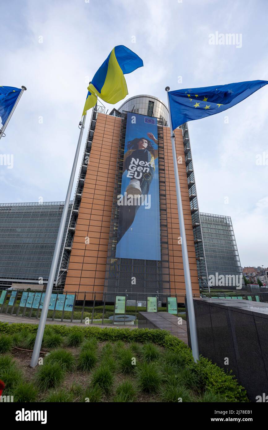 BRUXELLES, Belgio - 7 maggio 2022: Bandiere ucraine ed europee che soffiano davanti alla sede della Commissione europea Foto Stock