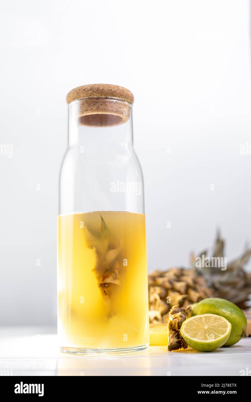 Immagine verticale della limonata di Tepache dall'ananas Foto Stock