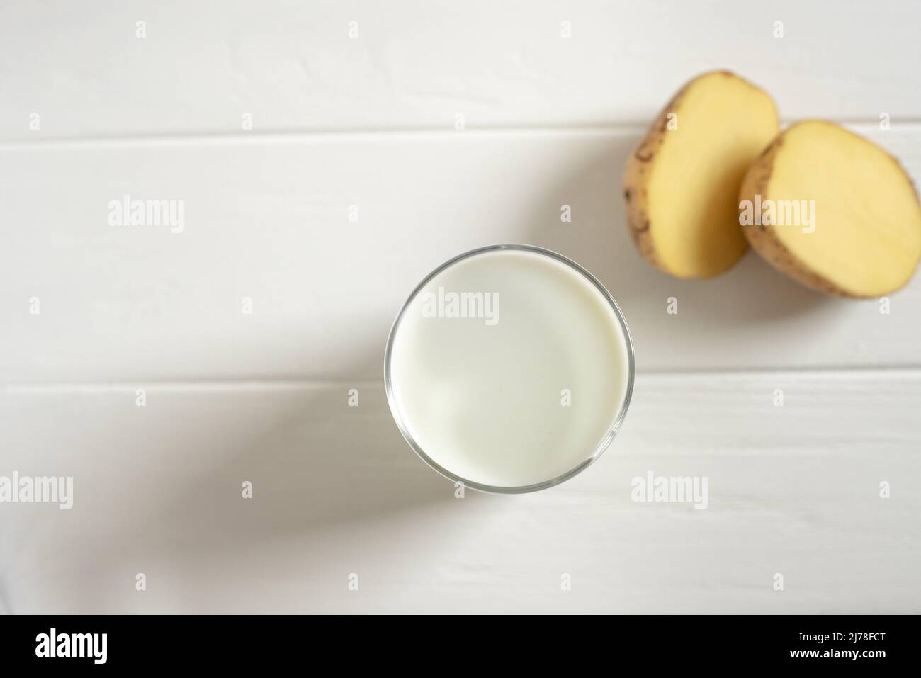 Un bicchiere di latte di patate vista dall'alto Foto Stock