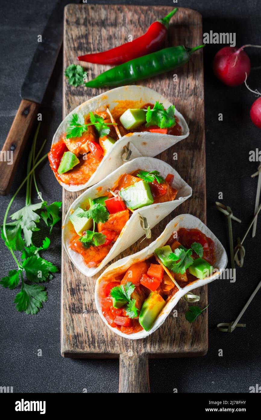 Tacos messicani e piccanti con verdure fresche ed erbe aromatiche. Tacos vegetariano piccante con verdure. Foto Stock