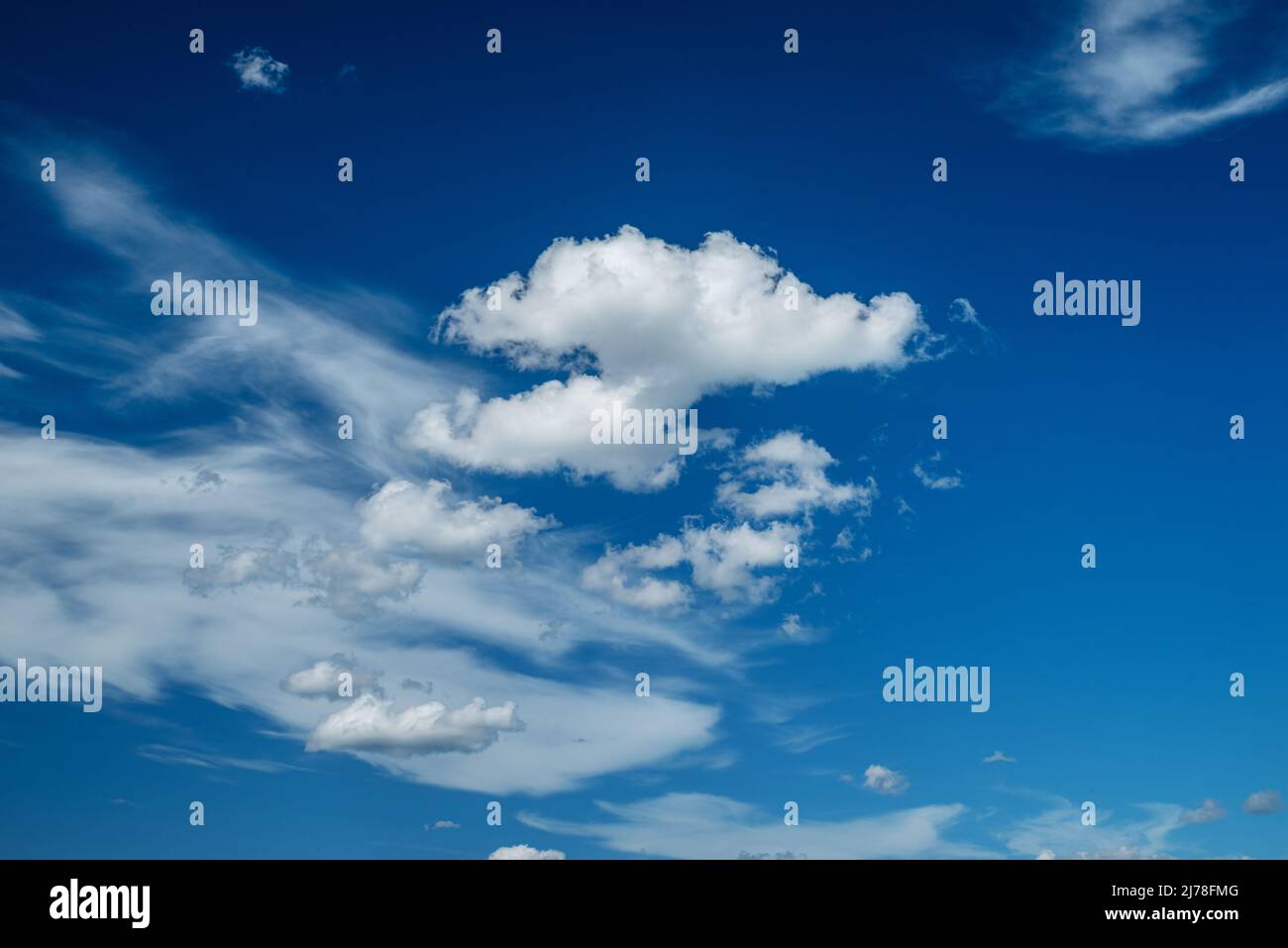 Cielo blu profondo e bianco diversi tipi di nuvole in esso. Bella natura sfondo. Foto Stock