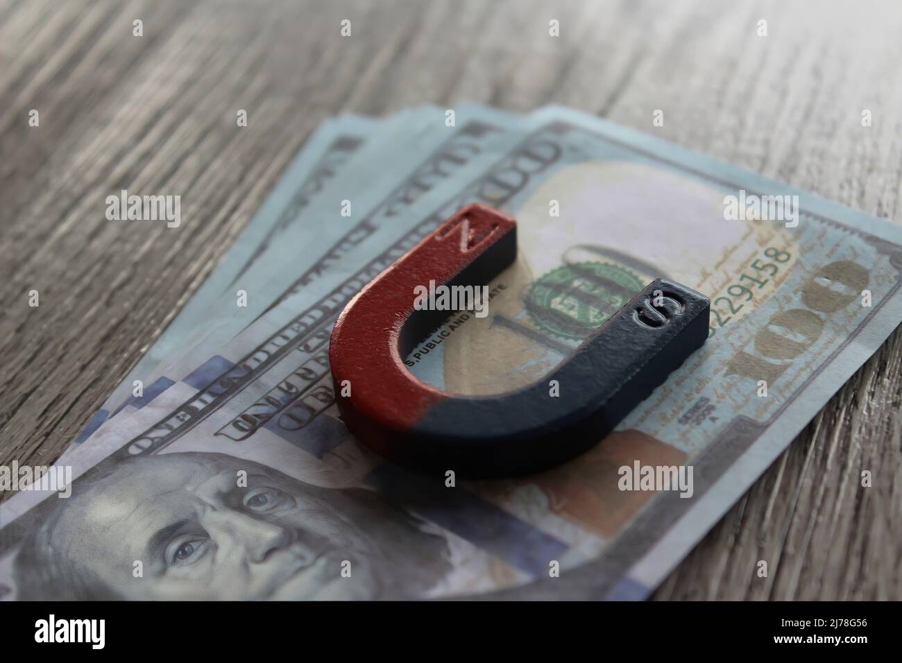 Immagine di messa a fuoco selettiva del magnete in cima al denaro. Concetto commerciale e finanziario. Foto Stock