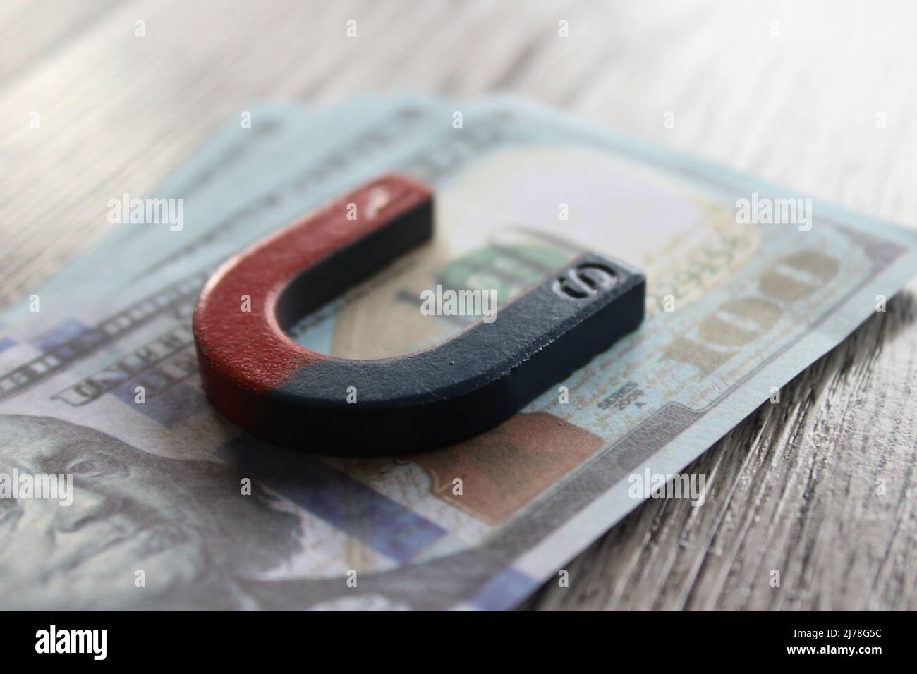 Immagine di messa a fuoco selettiva del magnete in cima al denaro. Concetto commerciale e finanziario. Foto Stock