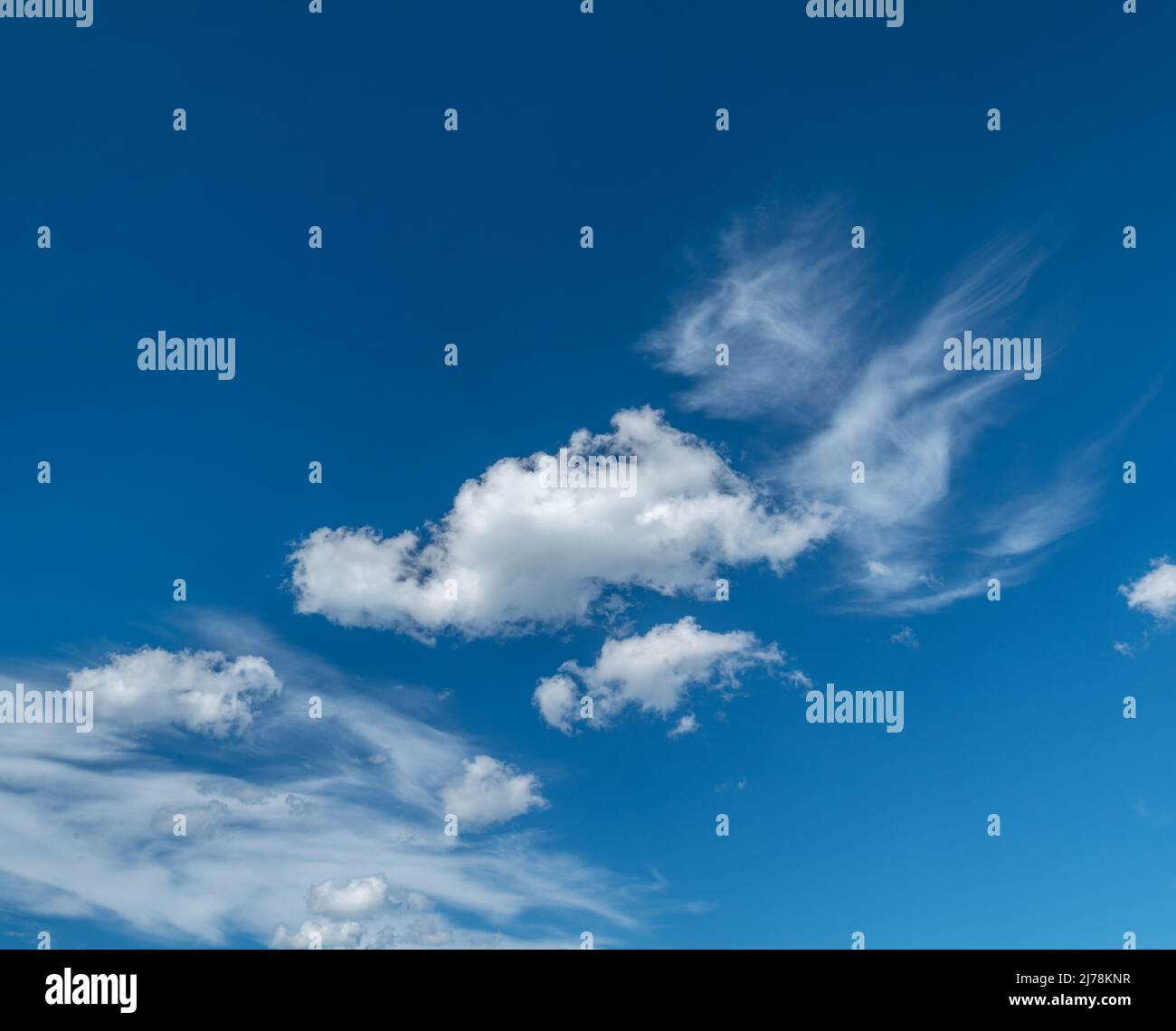 Cielo blu profondo e bianco diversi tipi di nuvole in esso. Bella natura sfondo. Foto Stock