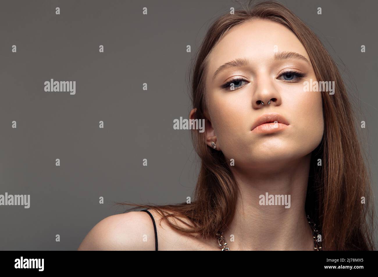 Bellezza giovane donna faccia primo piano sano cura della pelle donna donna bella faccia Foto Stock
