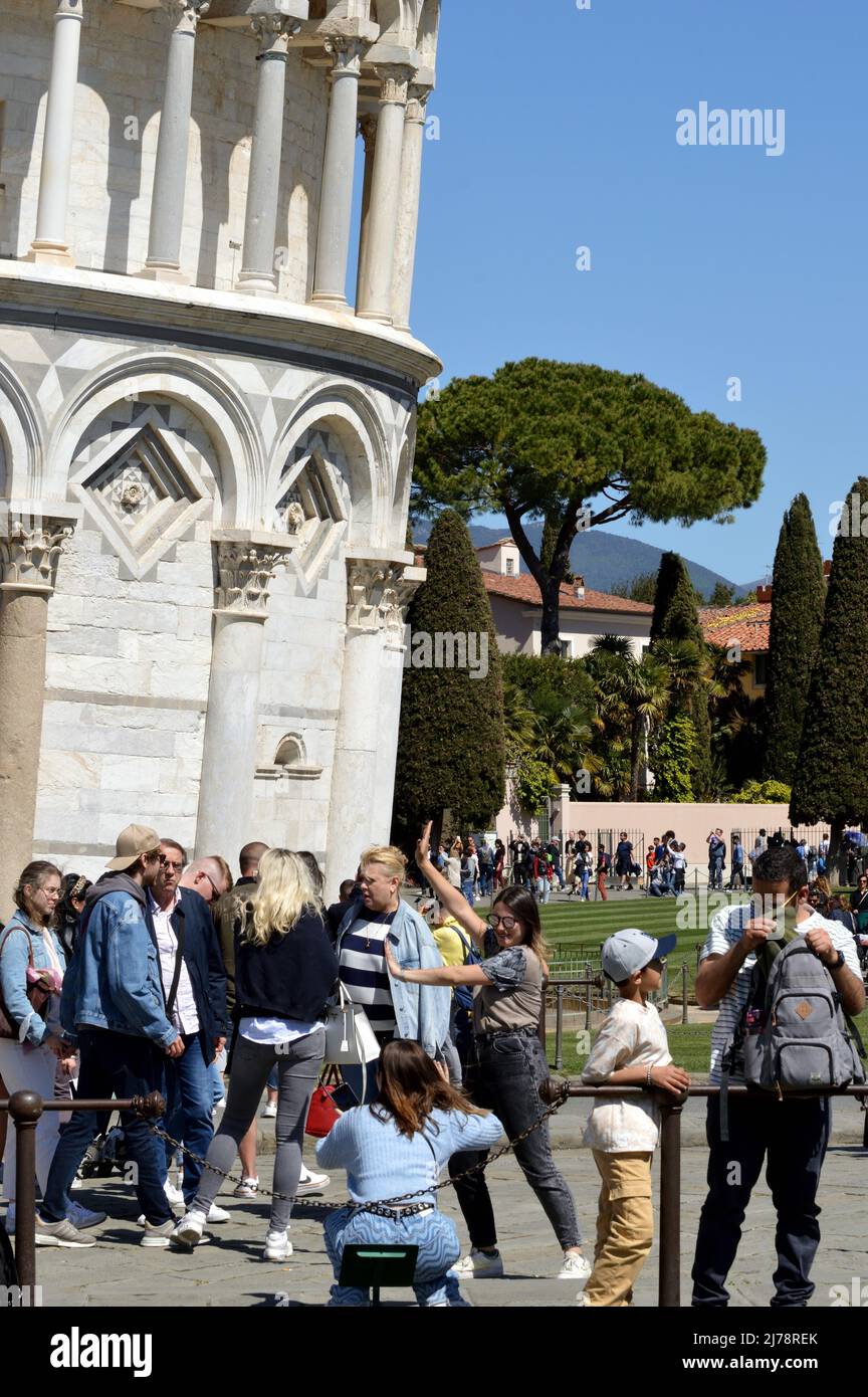 Pisa, Italia - 17 Aprile 2022: Turisti in posa per foto con la torre pendente di pisa Foto Stock