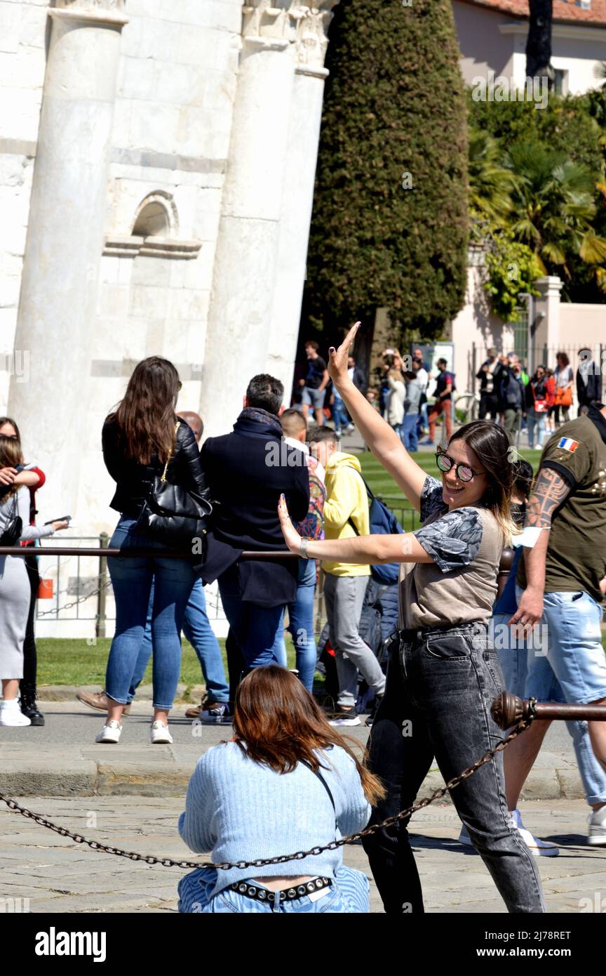 Pisa, Italia - 17 Aprile 2022: Turisti in posa per foto con la torre pendente di pisa Foto Stock