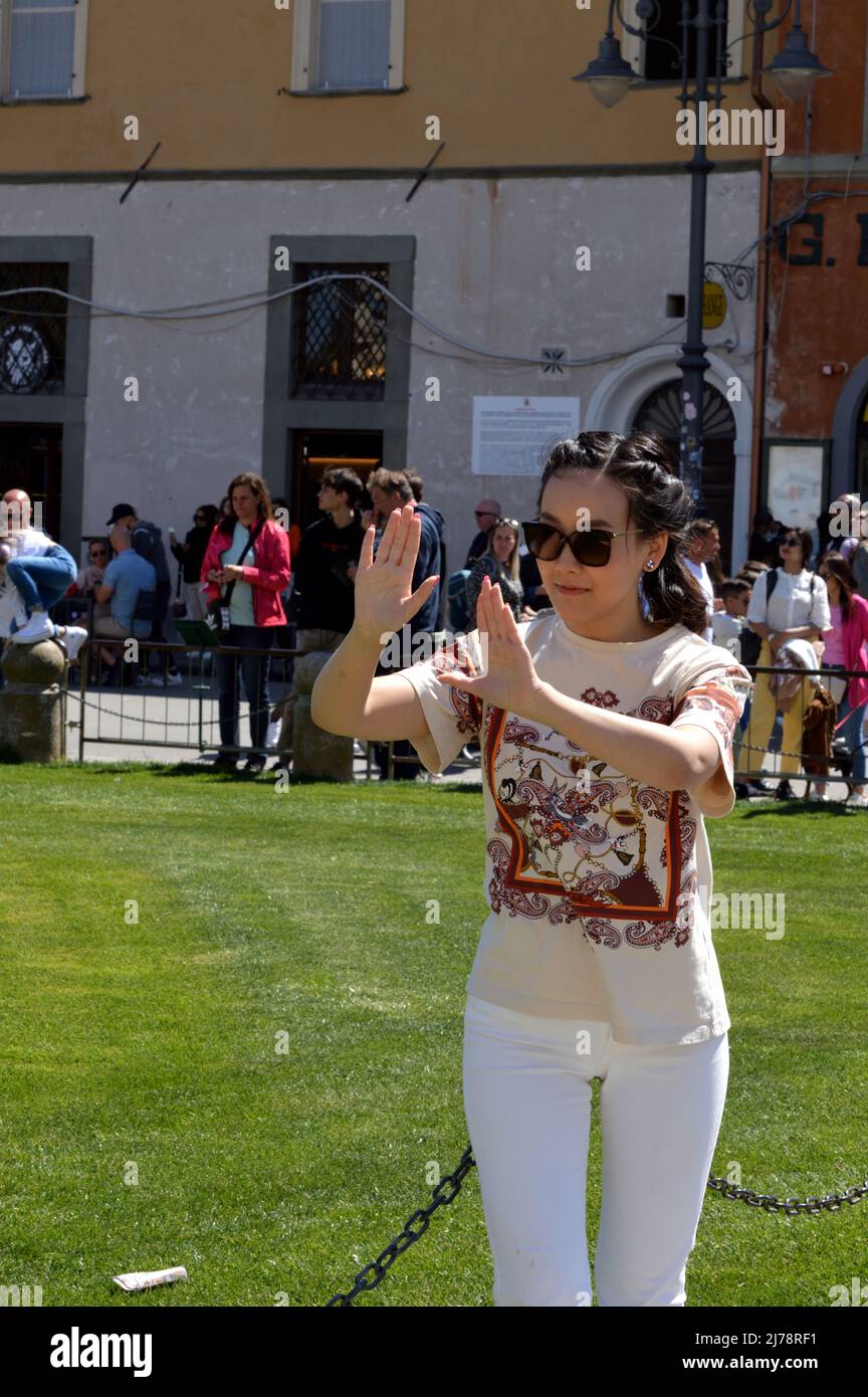 Pisa, Italia - 17 Aprile 2022: Turisti in posa per foto con la torre pendente di pisa Foto Stock