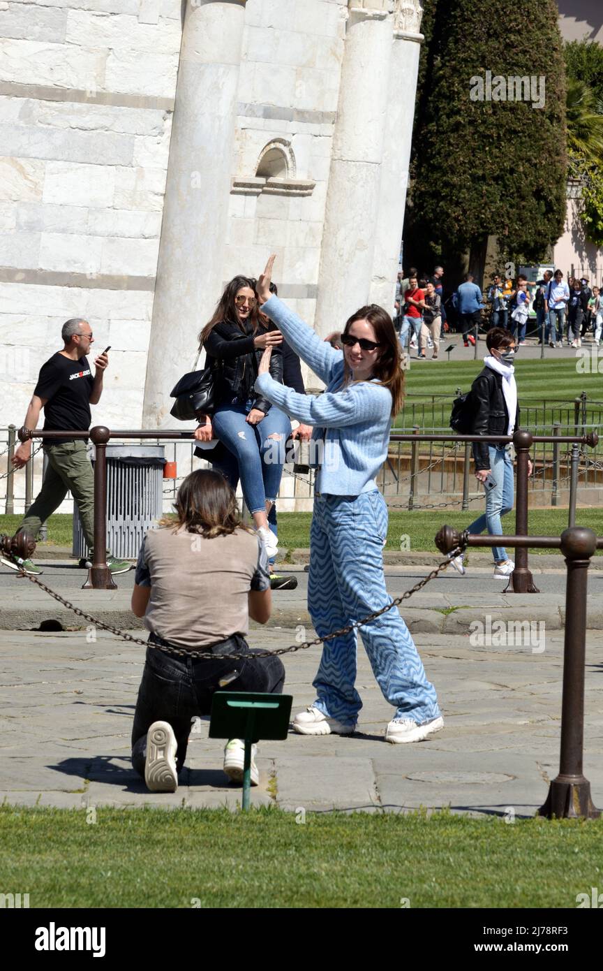 Pisa, Italia - 17 Aprile 2022: Turisti in posa per foto con la torre pendente di pisa Foto Stock
