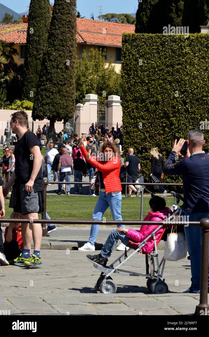 Pisa, Italia - 17 Aprile 2022: Turisti in posa per foto con la torre pendente di pisa Foto Stock