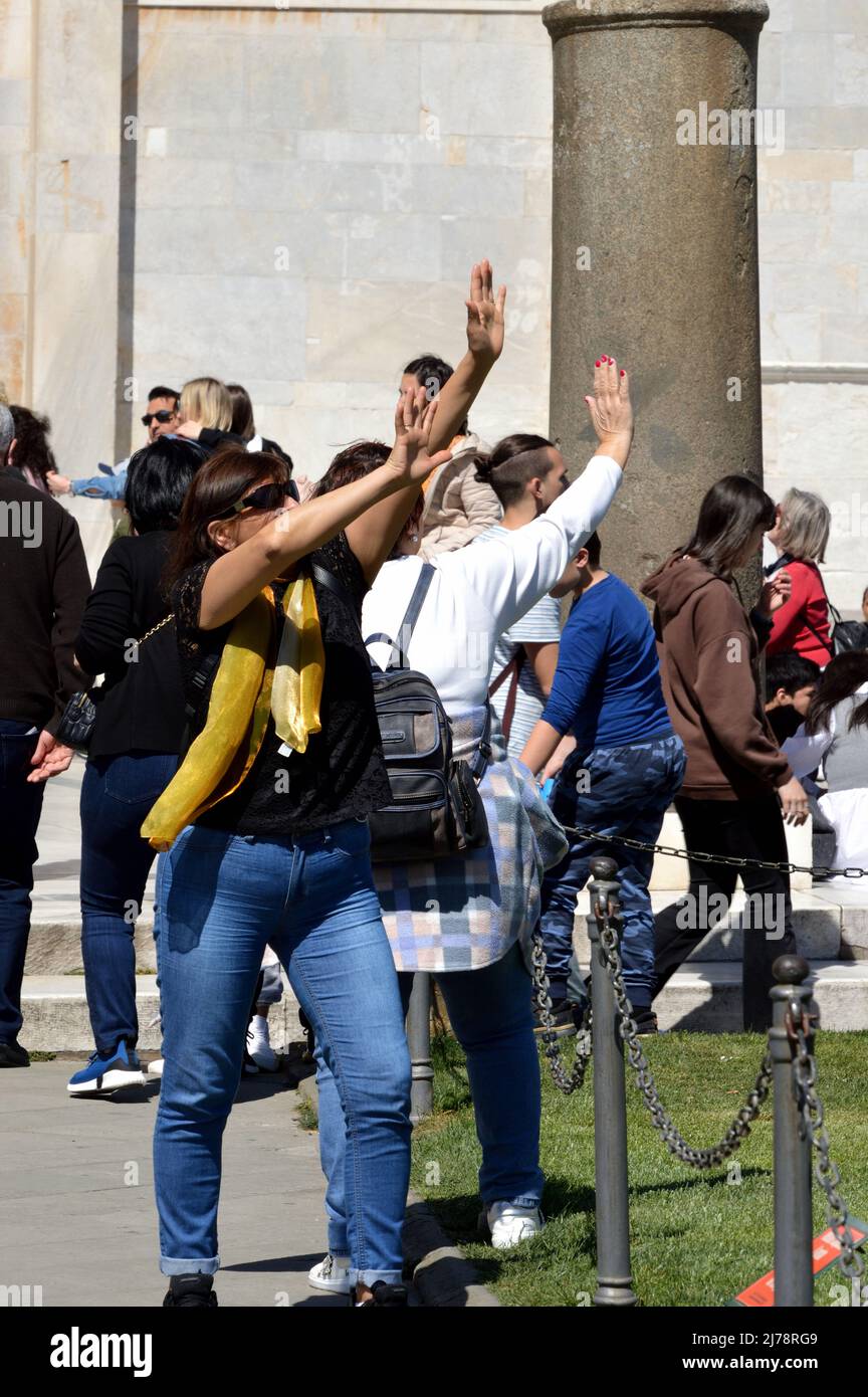 Pisa, Italia - 17 Aprile 2022: Turisti in posa per foto con la torre pendente di pisa Foto Stock