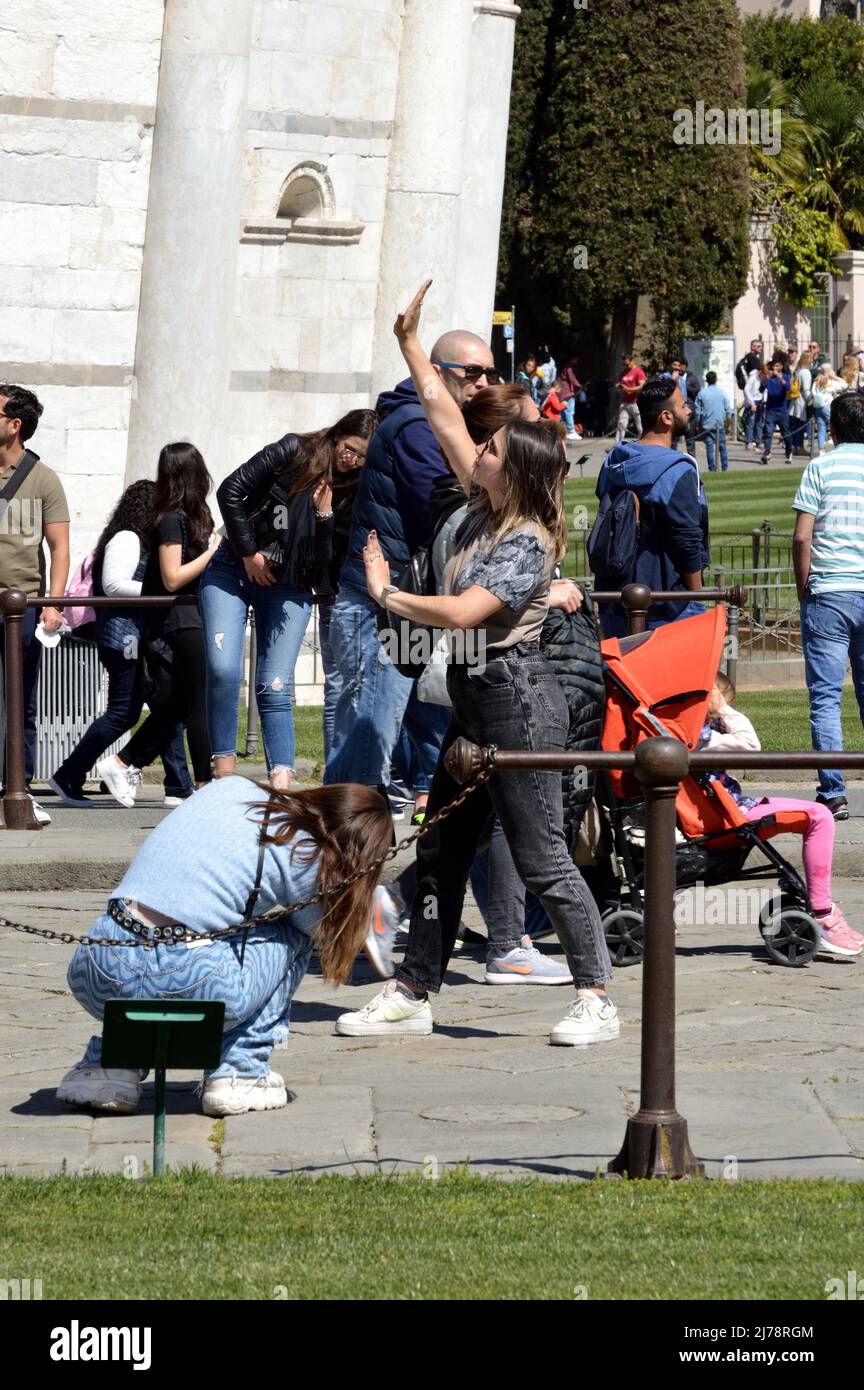Pisa, Italia - 17 Aprile 2022: Turisti in posa per foto con la torre pendente di pisa Foto Stock