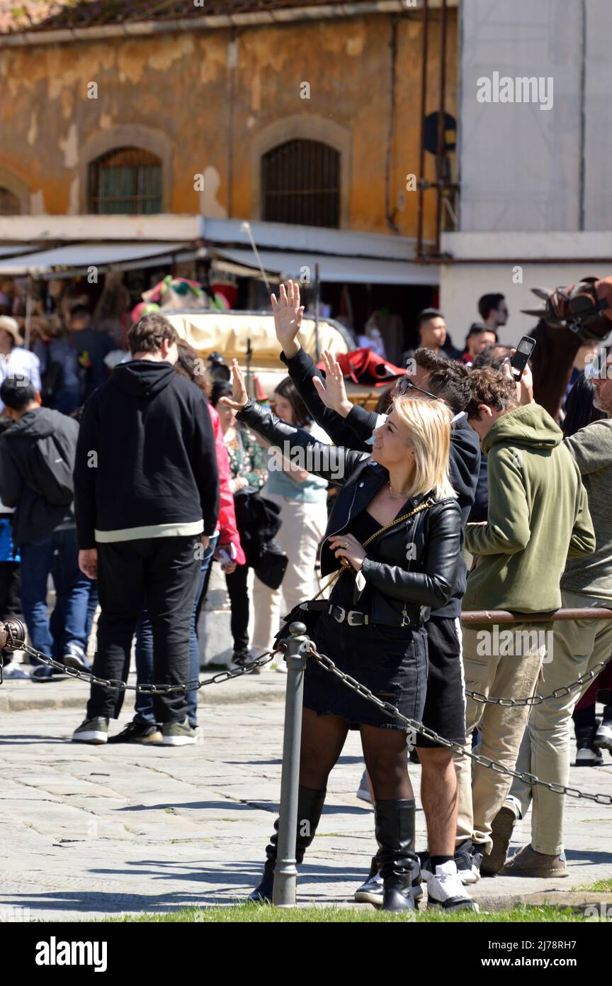 Pisa, Italia - 17 Aprile 2022: Turisti in posa per foto con la torre pendente di pisa Foto Stock