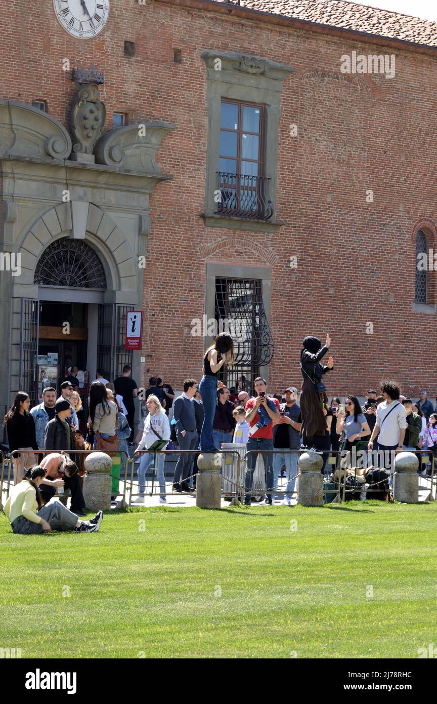 Pisa, Italia - 17 Aprile 2022: Turisti in posa per foto con la torre pendente di pisa Foto Stock