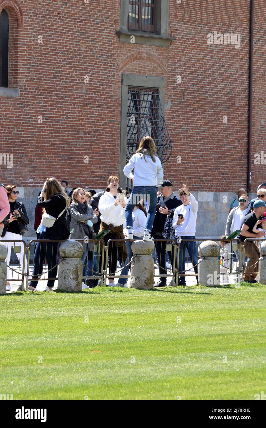 Pisa, Italia - 17 Aprile 2022: Turisti in posa per foto con la torre pendente di pisa Foto Stock