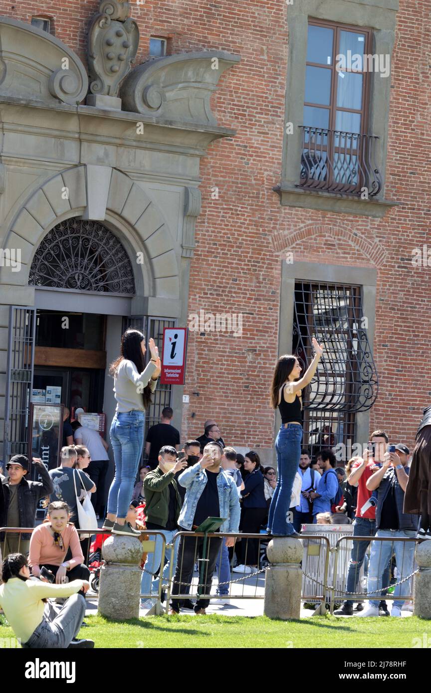Pisa, Italia - 17 Aprile 2022: Turisti in posa per foto con la torre pendente di pisa Foto Stock