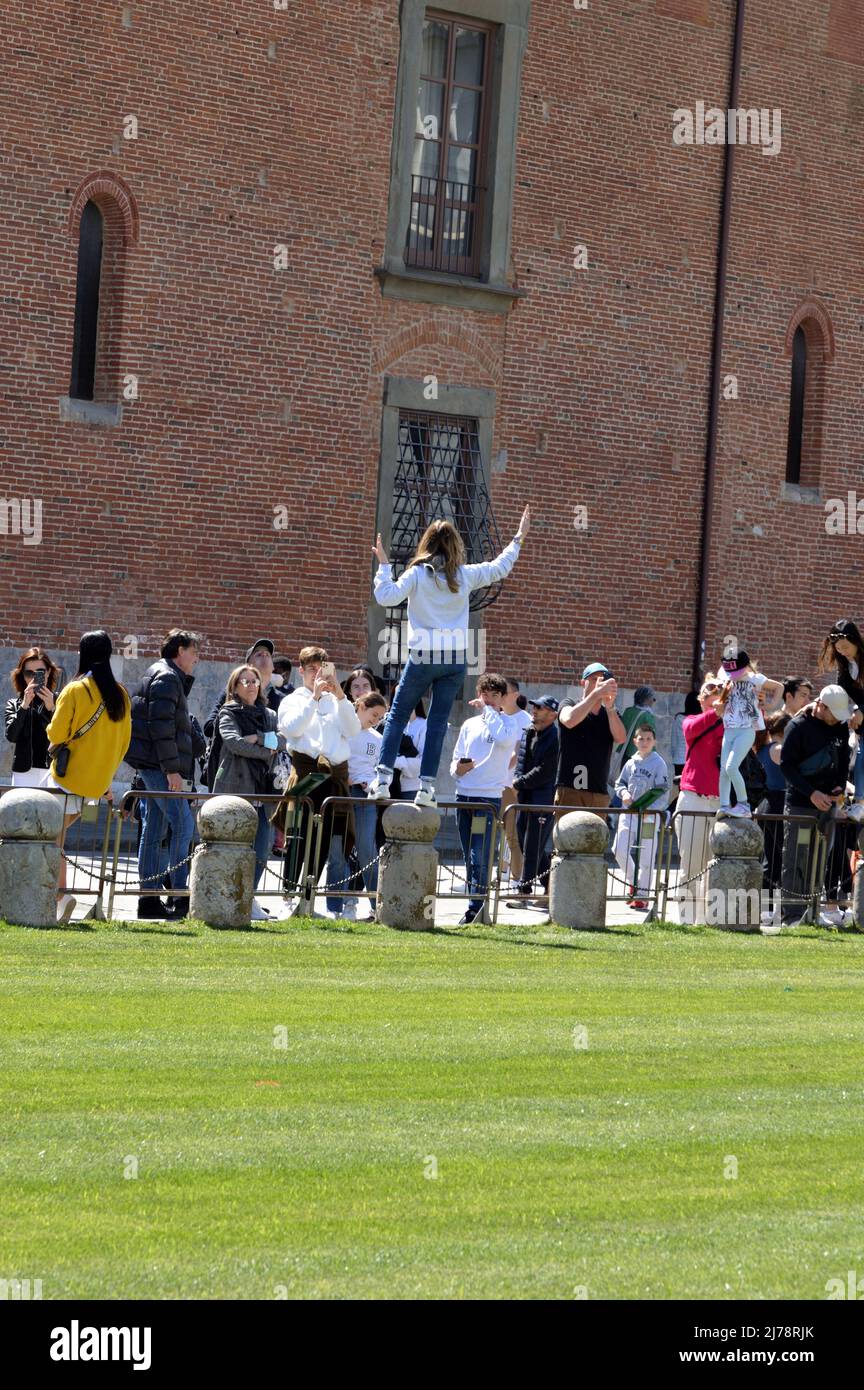 Pisa, Italia - 17 Aprile 2022: Turisti in posa per foto con la torre pendente di pisa Foto Stock