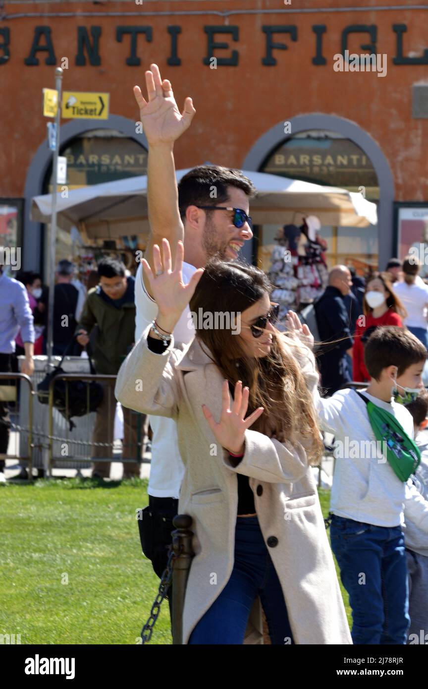 Pisa, Italia - 17 Aprile 2022: Turisti in posa per foto con la torre pendente di pisa Foto Stock