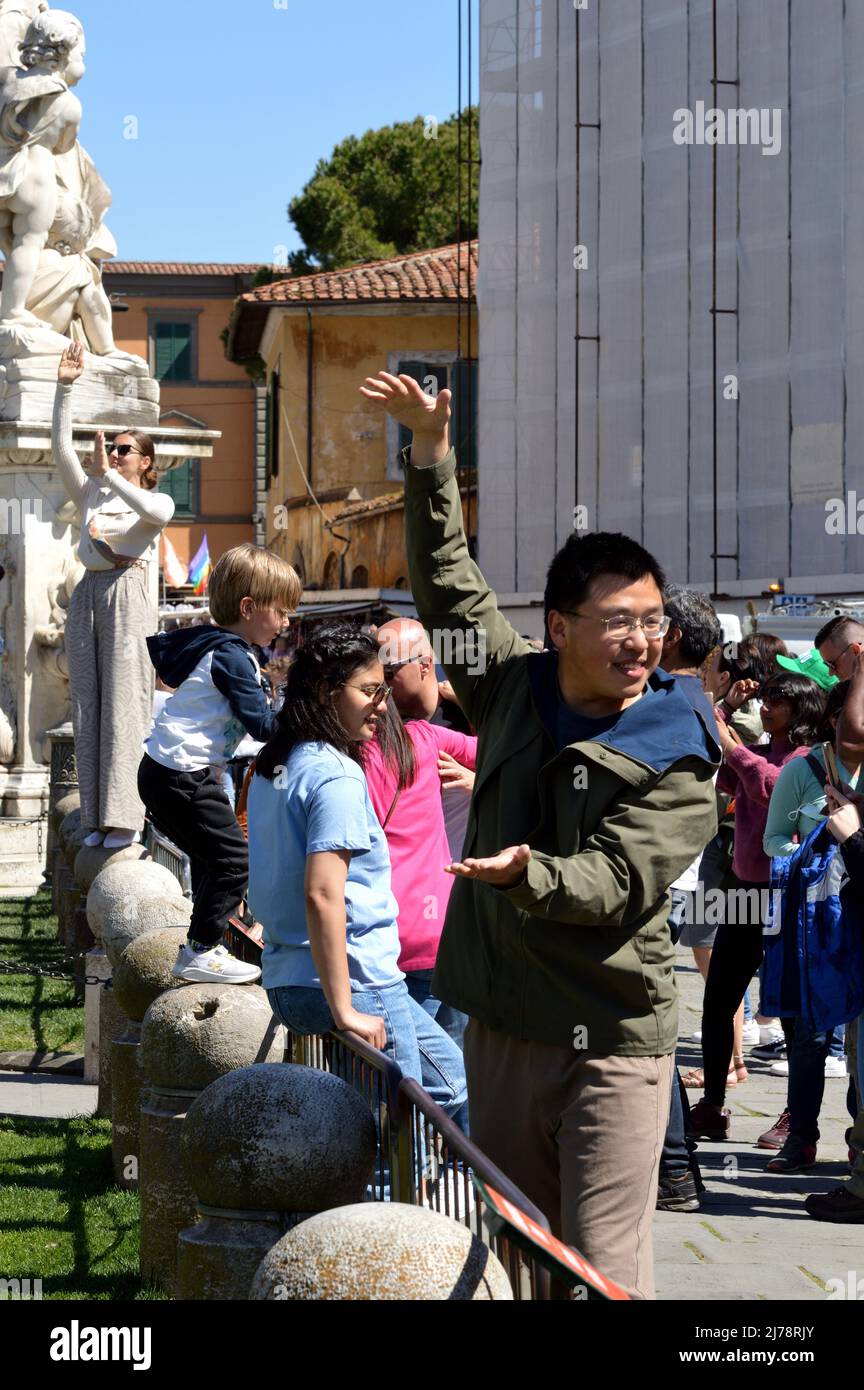 Pisa, Italia - 17 Aprile 2022: Turisti in posa per foto con la torre pendente di pisa Foto Stock