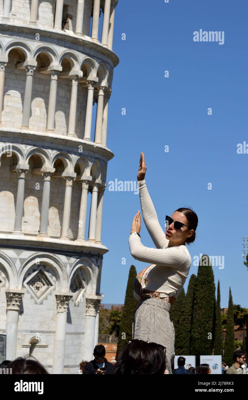 Pisa, Italia - 17 Aprile 2022: Turisti in posa per foto con la torre pendente di pisa Foto Stock
