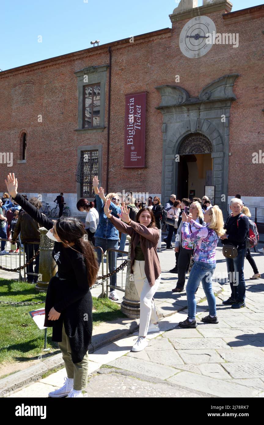 Pisa, Italia - 17 Aprile 2022: Turisti in posa per foto con la torre pendente di pisa Foto Stock