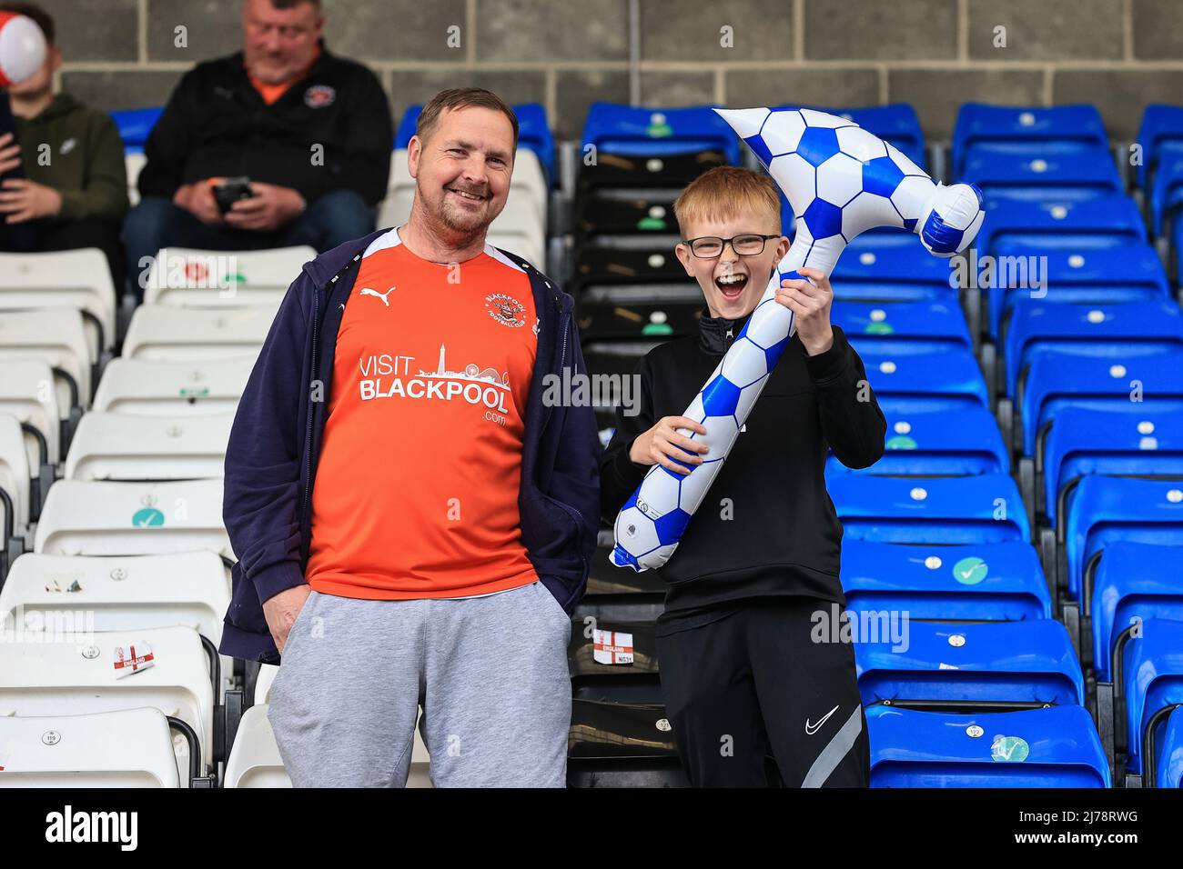 I fan di Blackpool arrivano al Weston Homes Stadium Foto Stock