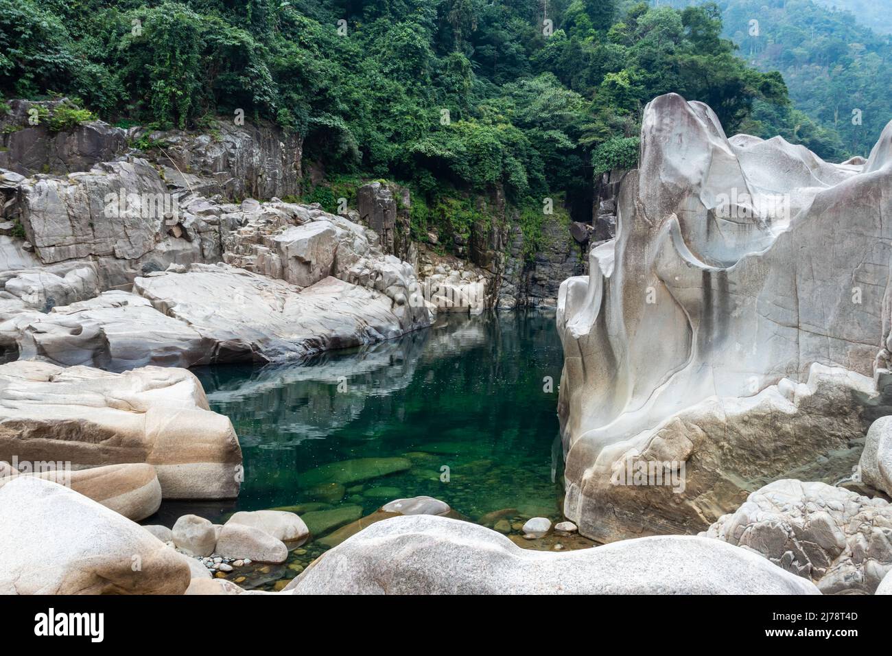 Pietra bianca lucida naturalmente formata in forma unica al letto secco del fiume al mattino da un angolo piatto immagine è preso a Sliang wah Umngot Amkoi jaintia collina Foto Stock