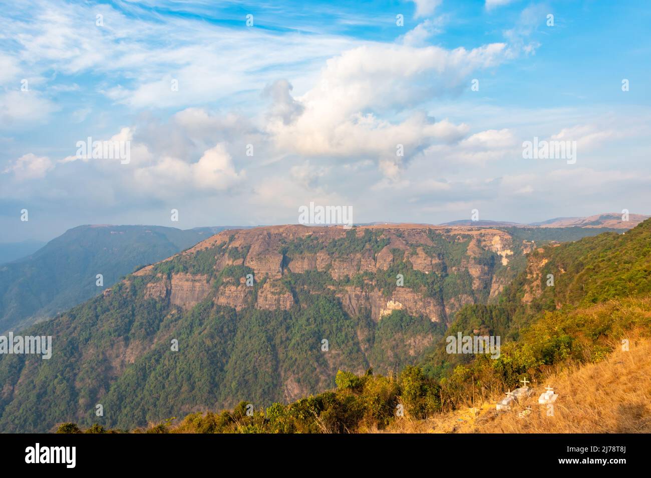 montagna con cielo blu luminoso al mattino da angolo piatto Foto Stock