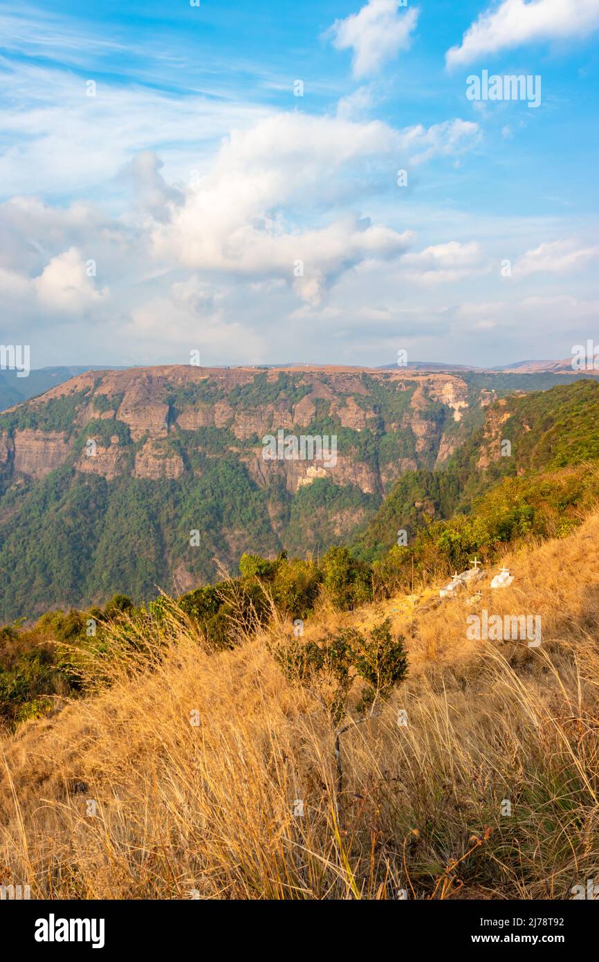 montagna con cielo blu luminoso al mattino da angolo piatto Foto Stock