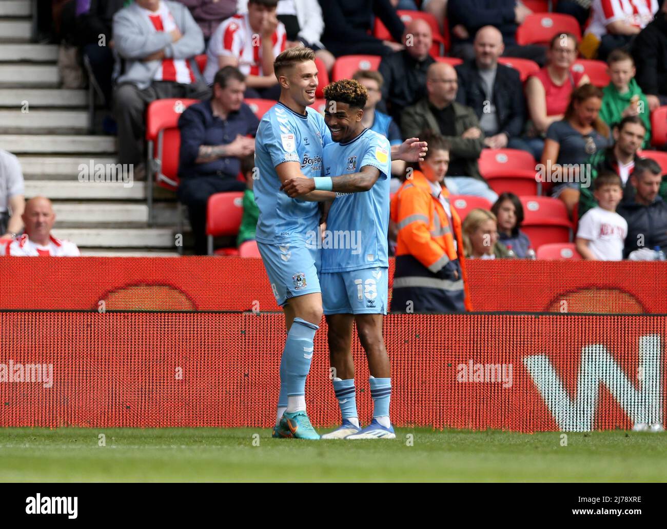 Il Viktor Gyokeres di Coventry City (a sinistra) festeggia con Ian Maatsen dopo aver segnato il primo gol della partita durante la partita del campionato Sky Bet al bet365 Stadium, Stoke-on-Trent. Data foto: Sabato 7 maggio 2022. Foto Stock