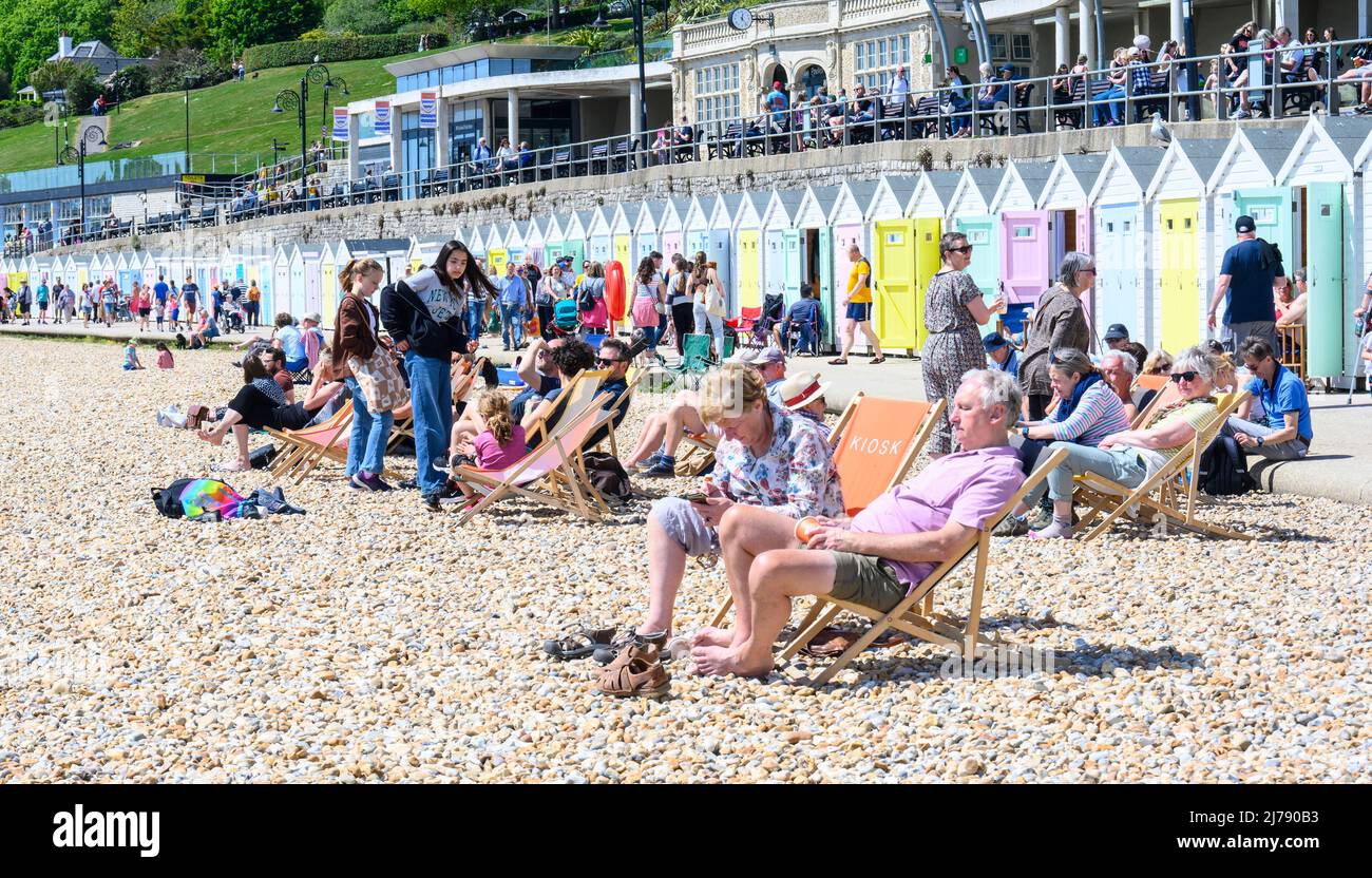 Lyme Regis, Dorset, Regno Unito. 7th maggio 2022. UK Meteo: Le folle si affollano alla spiaggia presso la stazione balneare di Lyme Regis per assorbire il sole caldo e cielo blu chiaro come l'onda di calore maggio inizia su ciò che è impostato per essere il giorno più caldo dell'anno finora. Credit: Celia McMahon/Alamy Live News. Foto Stock